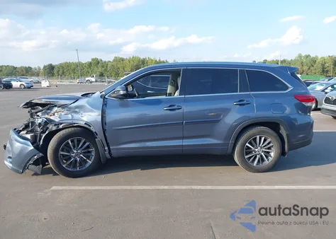 2018 Toyota Highlander Xle z USA, uszkodzony, nr VIN 5TDJZRFH1JS908922